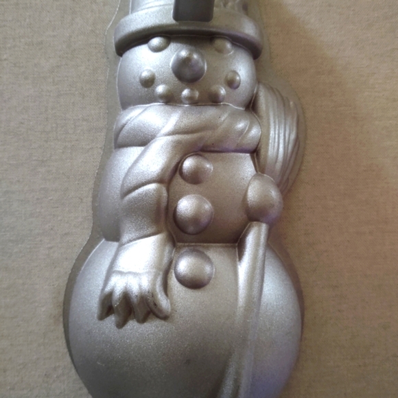 NordicWare ⛄Snowman-Shaped Baking Pan - Picture 5 of 6